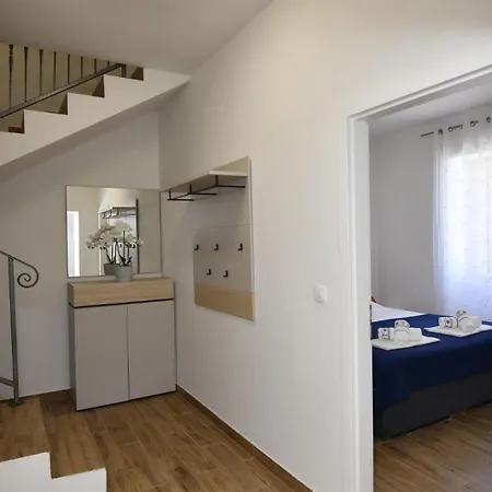 Maria - Beachfront By Guide Apartman *