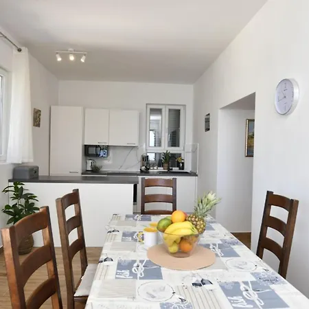 Maria - Beachfront By Guide Apartman *